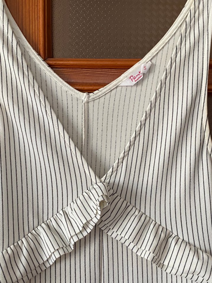 Piliseli V Yakalı Kolsuz Tulum - Görsel 3