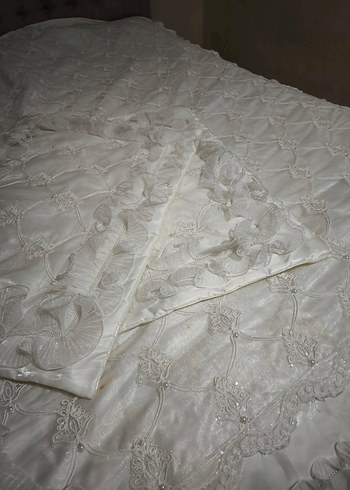 Parlak Beyaz Nakışlı Yatak Örtüsü - Görsel 9