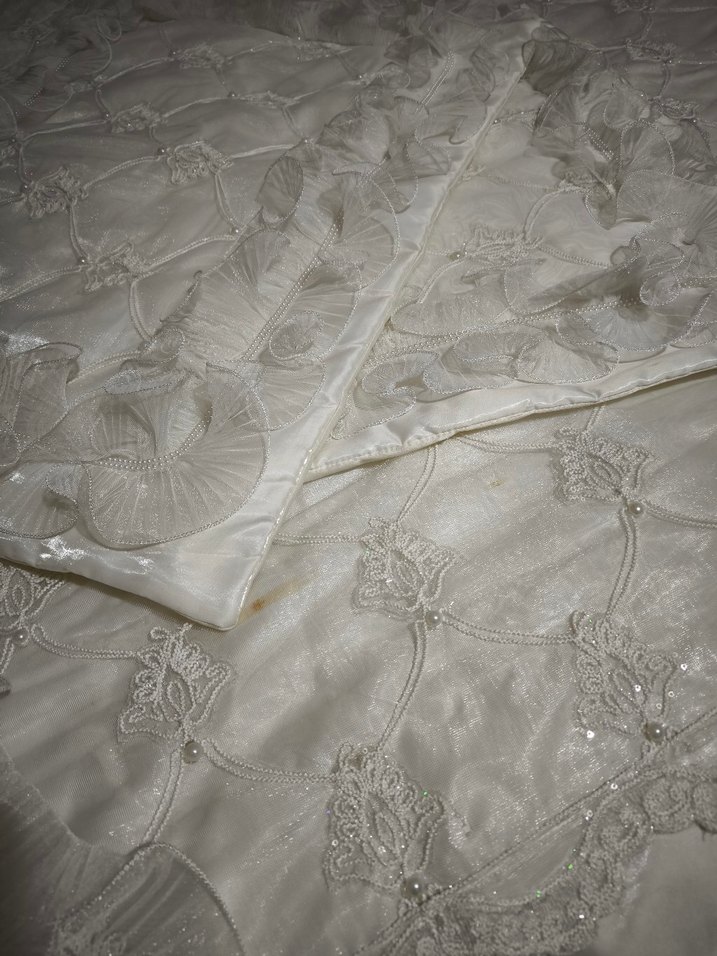 Parlak Beyaz Nakışlı Yatak Örtüsü - Görsel 2