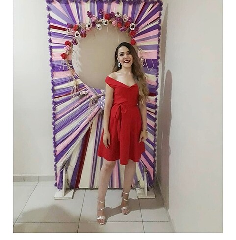 Kırmızı Madonna yaka elbise