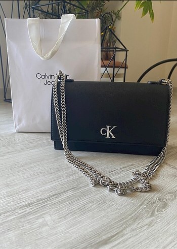  Beden Calvin Klein Zincir Detaylı Siyah Deri Çapraz Çanta
