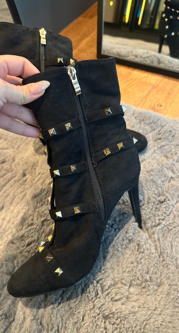 Sivri Burun Siyah Süet Tokalı Bot - Görsel 3