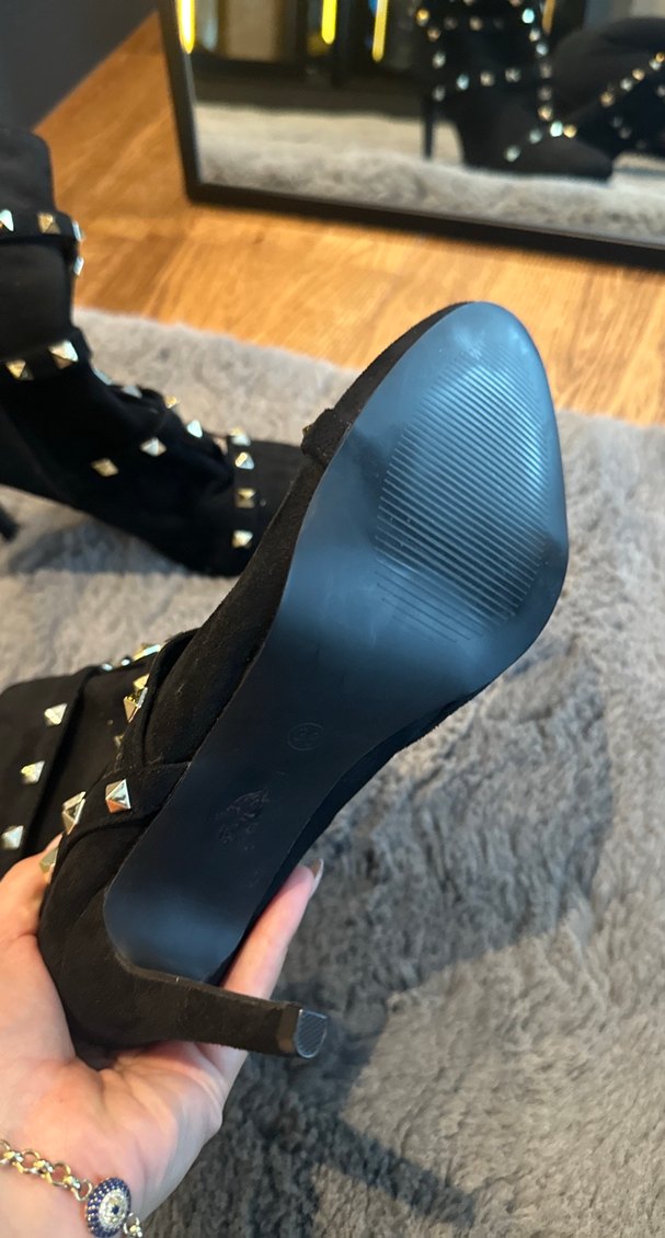 Sivri Burun Siyah Süet Tokalı Bot - Görsel 2