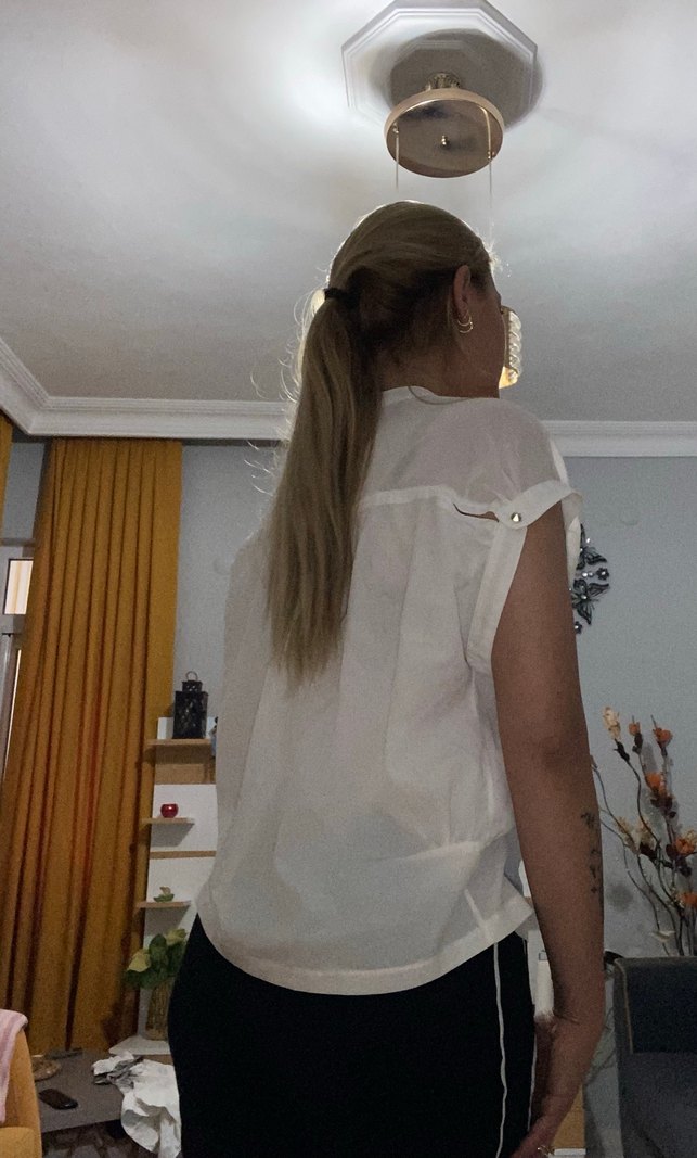 Düğmeli V Yakalı Beyaz Kadın Gömlek - Görsel 2