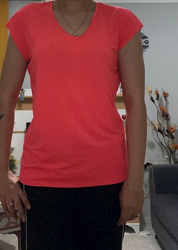 Kadın Kırmızı V Yaka Kısa Kollu Tişört - Görsel 2