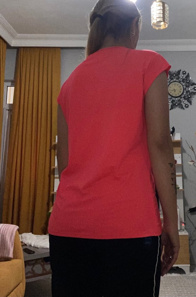 Kadın Kırmızı V Yaka Kısa Kollu Tişört - Görsel 3