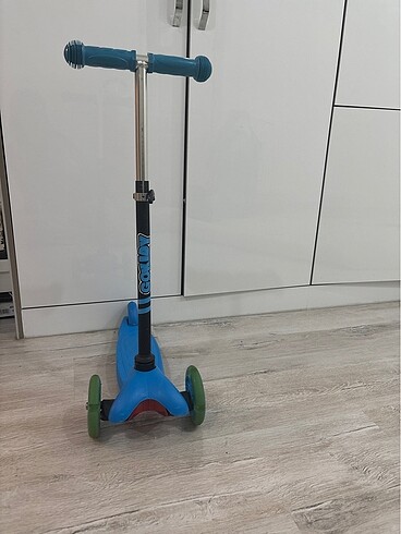 3 tekerlekli 60 cm. Işıklı Scooter