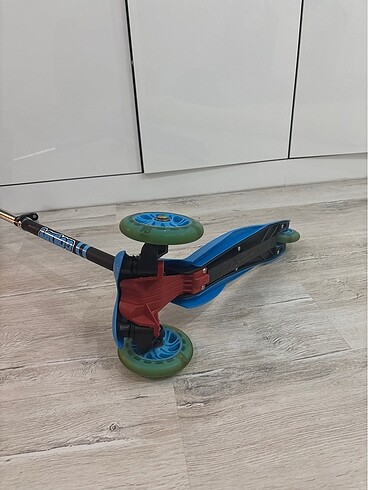  Beden mavi Renk 3 tekerlekli 60 cm. Işıklı Scooter