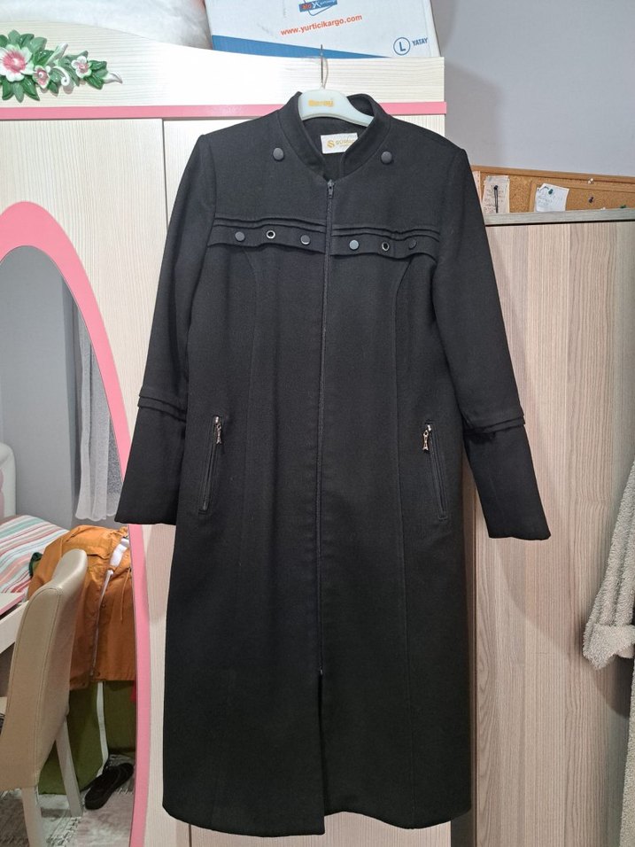 Uzun Siyah Düğmeli Goth Kadın Kaban - Görsel 2