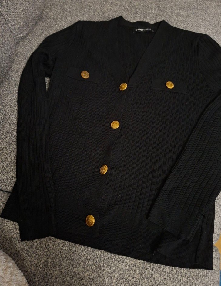 Düğmeli Siyah V Yaka Kadın Hırka - Görsel 2