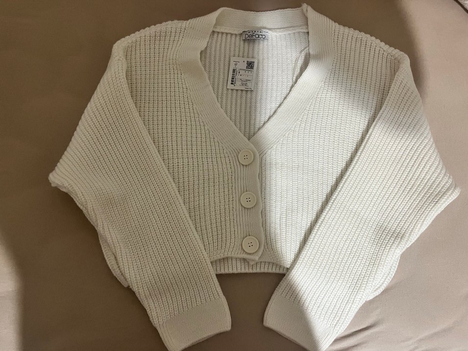 Beyaz V Yaka Örgü Hırka - Görsel 2