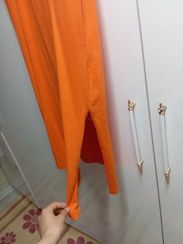 turuncu kısa kol yandan yırtmaçlı elbise - Görsel 4