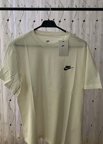 Nike SIFIR ETİKETLİ Erkek Beyaz Kısa Kollu Tişört
