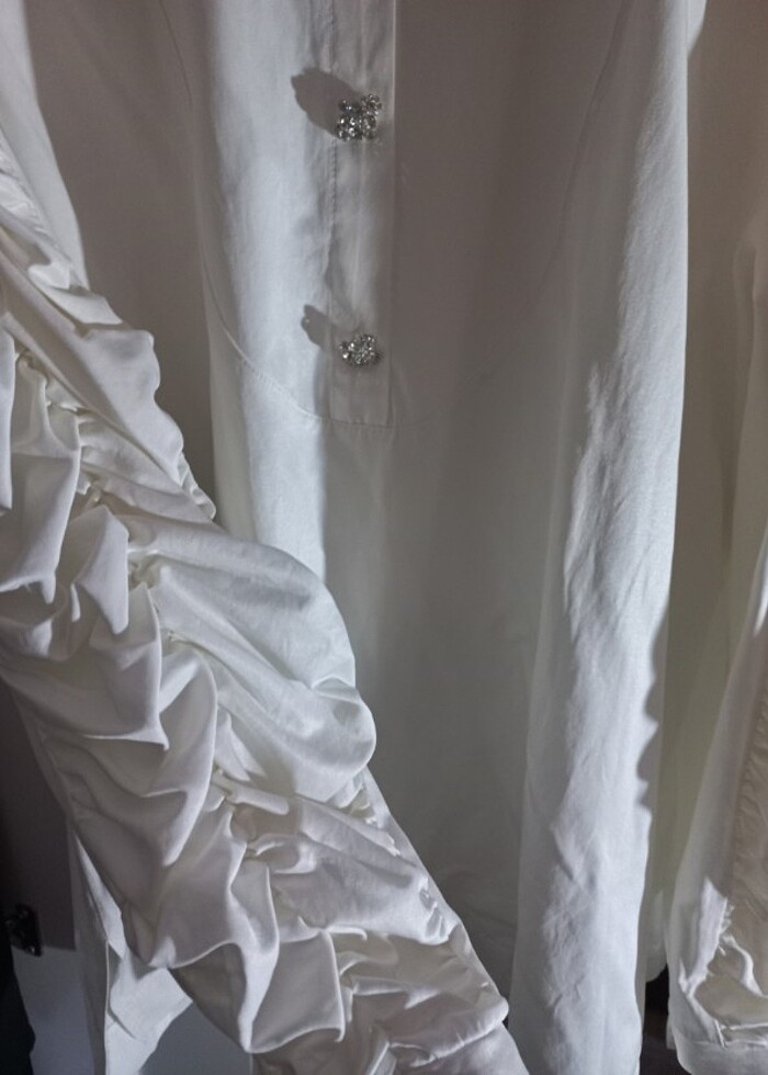 Kolları buzgulu tas detayli beyaz gomlek - Görsel 2