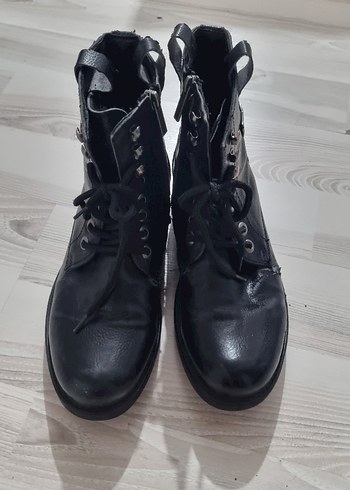 Siyah Bot - Görsel 5