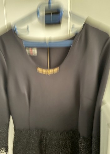 Zincir Detaylı Siyah Midi Elbise - Görsel 4