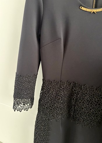 Zincir Detaylı Siyah Midi Elbise - Görsel 3