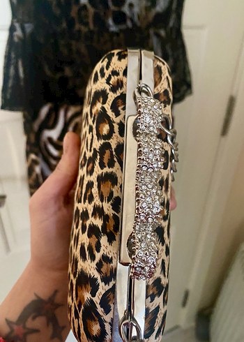 Kadın leopar elbise ve kadın taşlı leopar çanta - Görsel 6