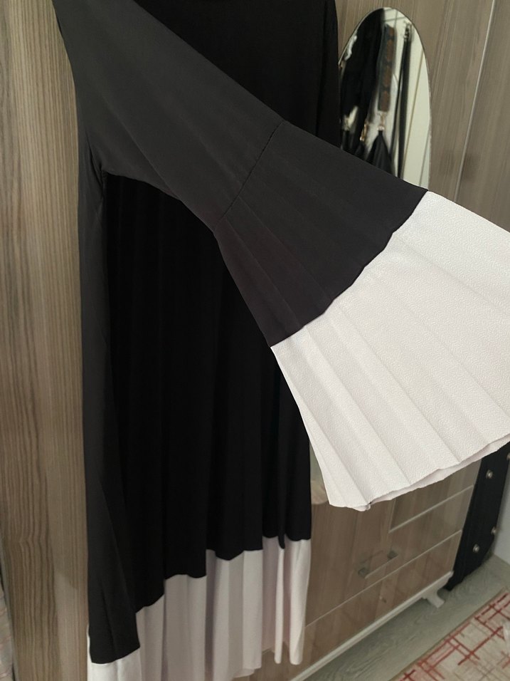 Uzun Kollu Siyah Piliseli Uzun Elbise - Görsel 2