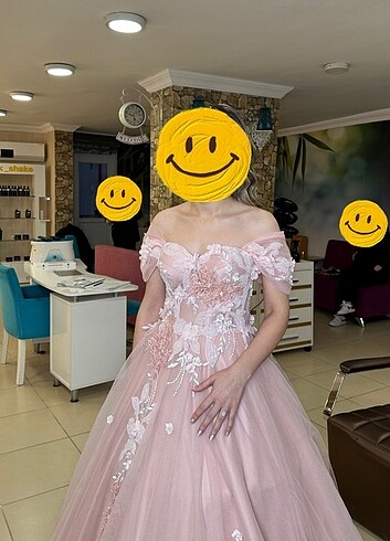 s Beden işlemeli dantel ve üç boyutlu transparan nişan elbisesi