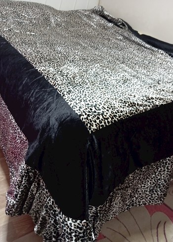 Diğer Siyah Zebra Desenli Yatak Örtüsü