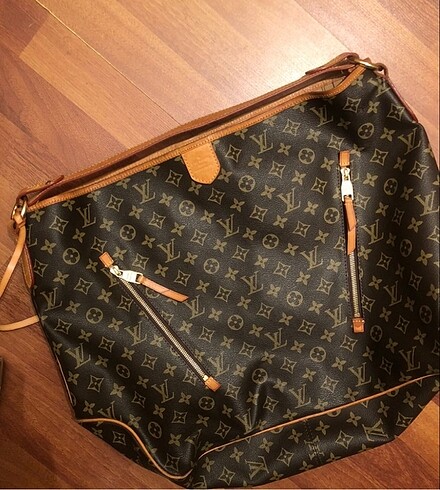 Louis Vuitton geniş çanta