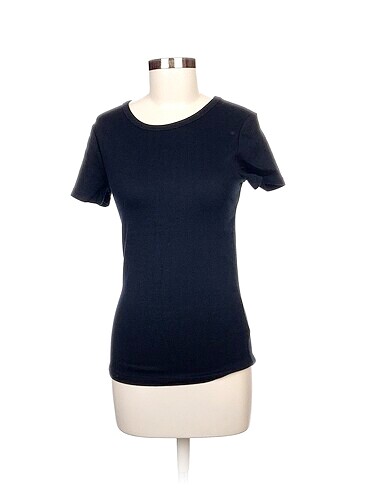 Gap T-shirt %70 İndirimli.