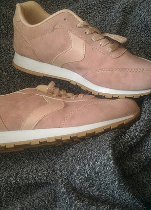 pembe spor ayakkabi