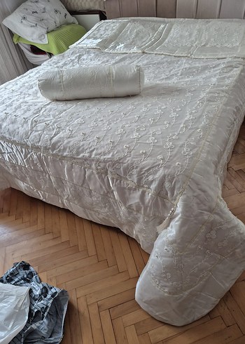 İşlemeli Beyaz Yatak Örtüsü - Görsel 5