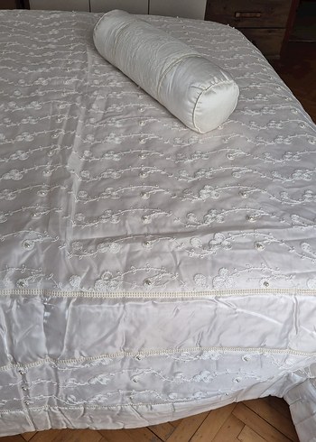 İşlemeli Beyaz Yatak Örtüsü - Görsel 2