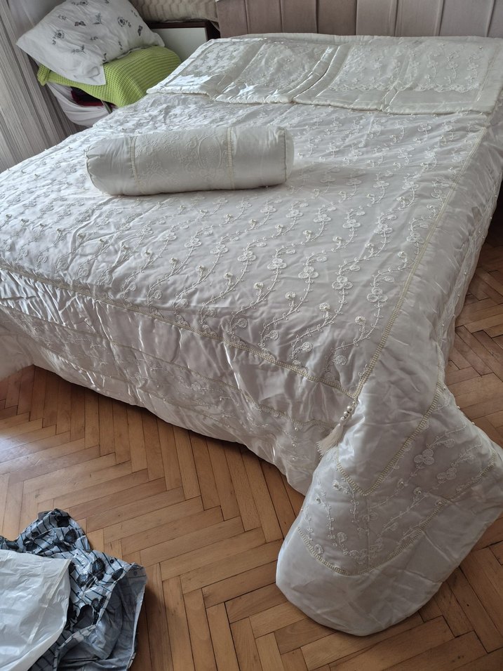 İşlemeli Beyaz Yatak Örtüsü - Görsel 5