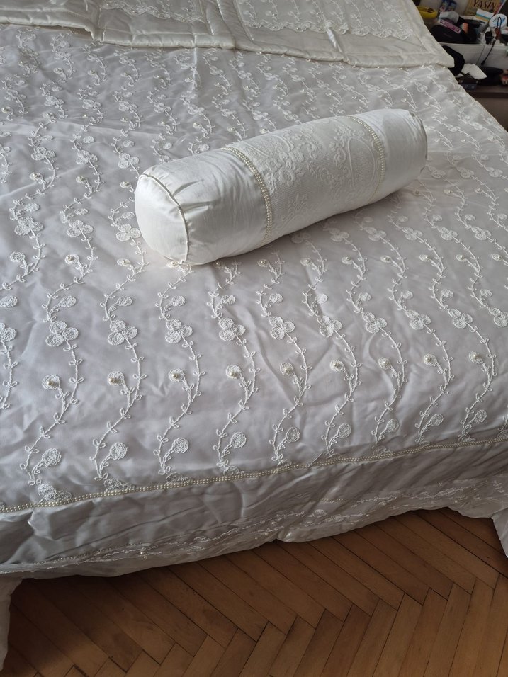 İşlemeli Beyaz Yatak Örtüsü - Görsel 4