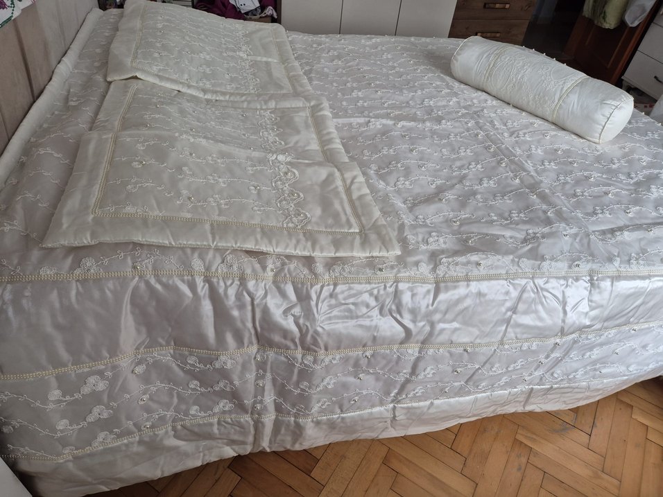 İşlemeli Beyaz Yatak Örtüsü - Görsel 3