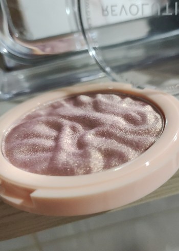 Bej Işıltılı Pudra Aydınlatıcı - Görsel 3