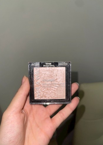 Wet n Wild Işıltılı Kapatıcı - Blossom Glow