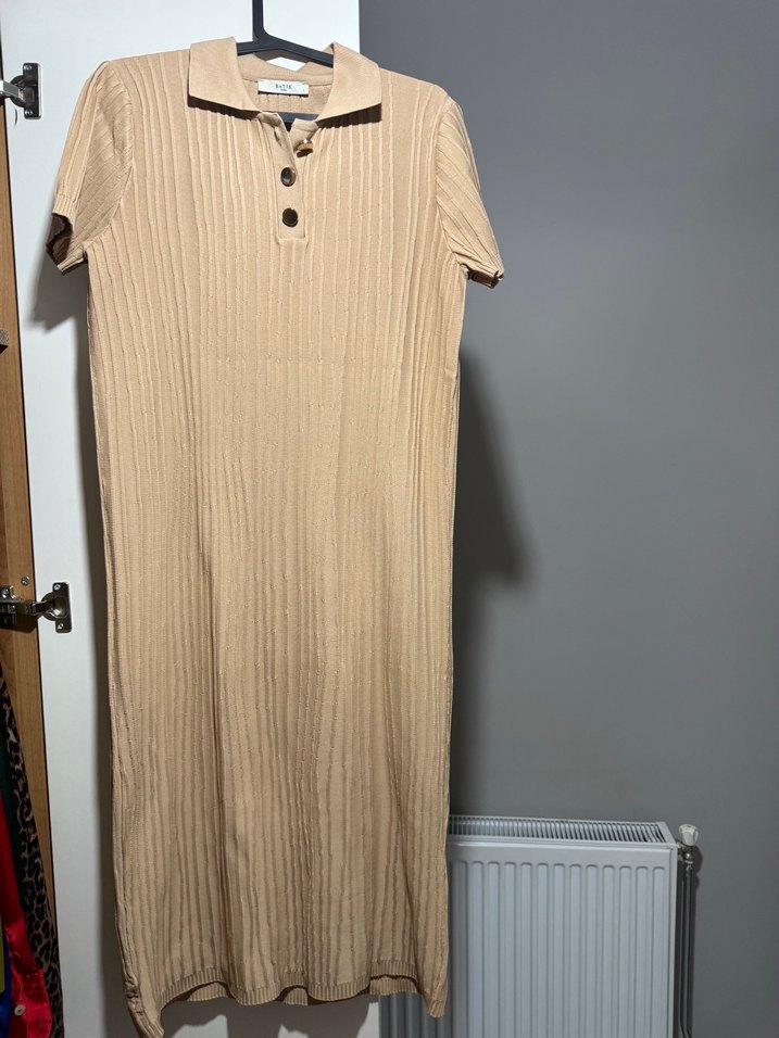 Bej Piliseli Kısa Kollu Uzun Elbise - Görsel 3