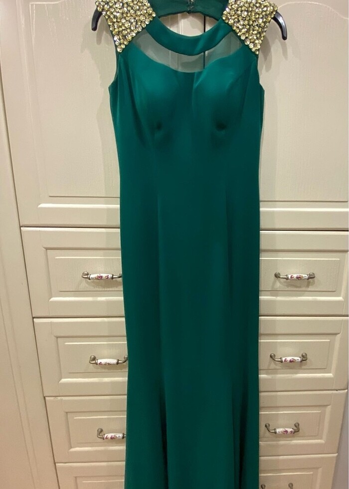 Zümrüt yeşili abiye elbise - Görsel 3