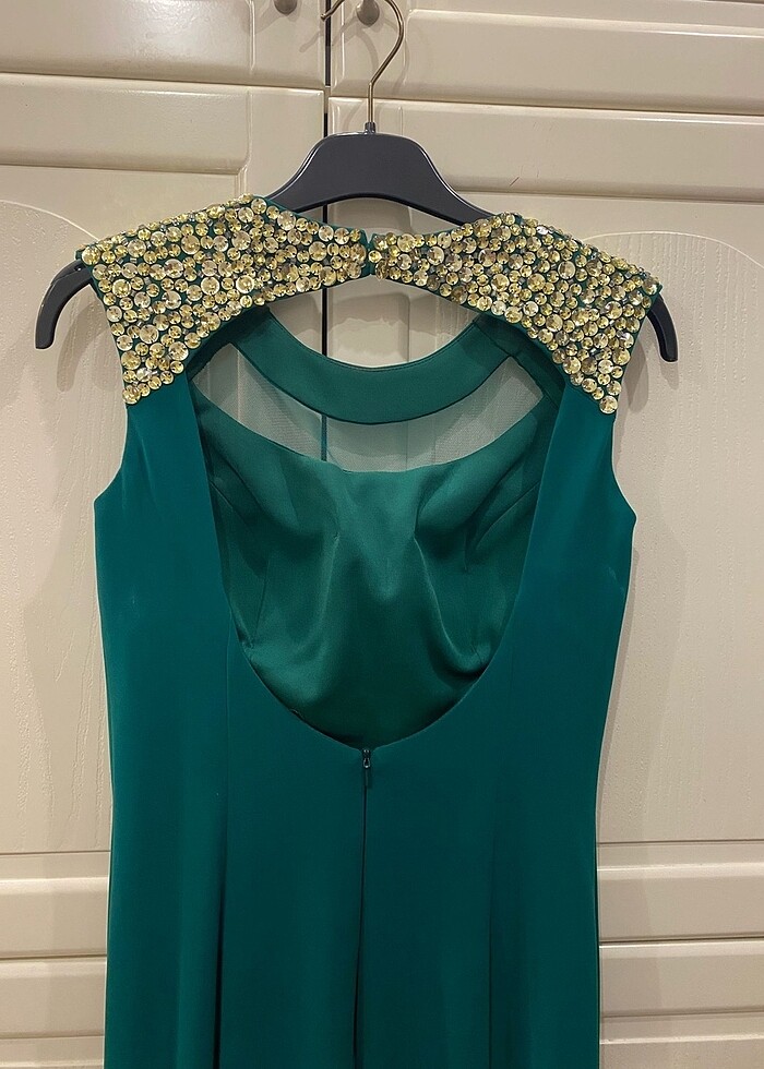 Zümrüt yeşili abiye elbise - Görsel 4