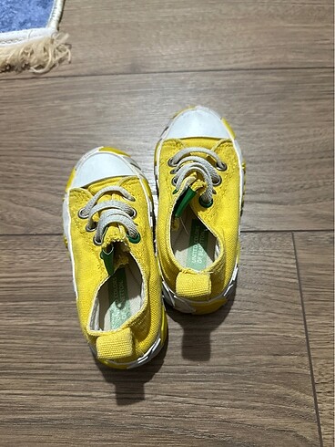 22 Beden sarı Renk Benetton ayakkabı