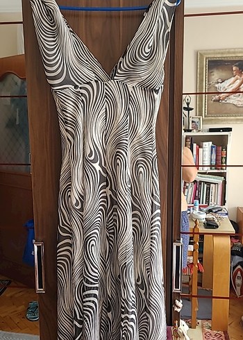 Zebra Desenli V Yaka Uzun Elbise - Görsel 5