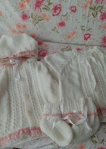 Kapüşonlu Beyaz Örgü Bebek Hırka ve yelek patikli takim - Görsel 2