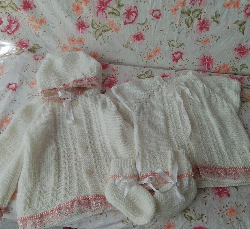 Kapüşonlu Beyaz Örgü Bebek Hırka ve yelek patikli takim - Görsel 2