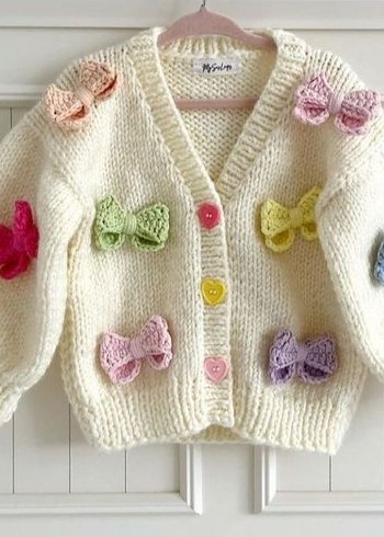 Kız Çocuk Renkli fiyonklarla süslenmiş sıcacık bir hırka - Görsel 3