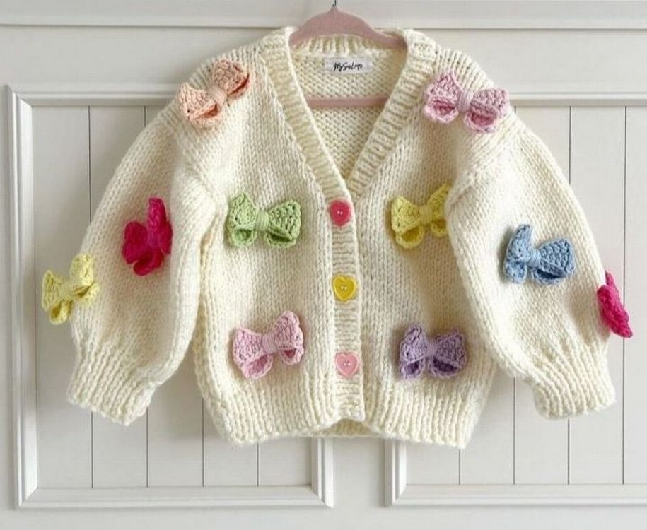 Kız Çocuk Renkli fiyonklarla süslenmiş sıcacık bir hırka - Görsel 3