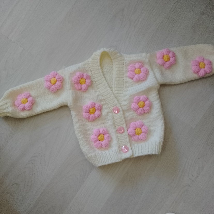 penbe papatyalarla süslenmiş hırka - Görsel 2