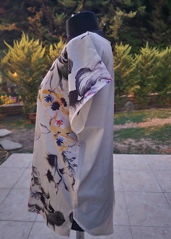 Diğer Beyaz Çiçek Desenli Kısa Kollu Bluz