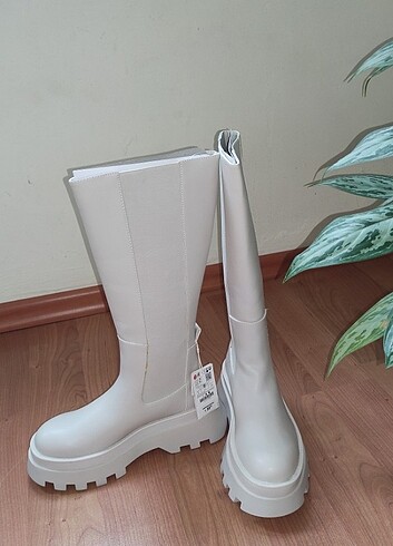 38 Beden PULL&BEAR TIRTIKLI DÜZ KALIN TABANLI BEYAZ CHELSA ÇİZME