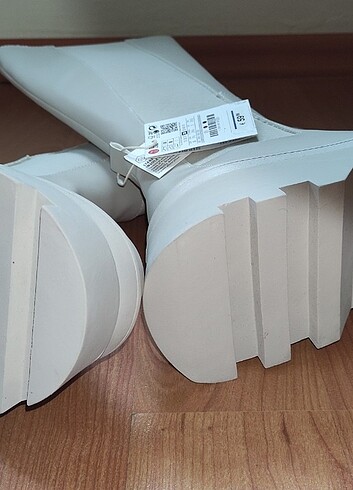 PULL&BEAR TIRTIKLI DÜZ KALIN TABANLI BEYAZ CHELSA ÇİZME  - Görsel 8