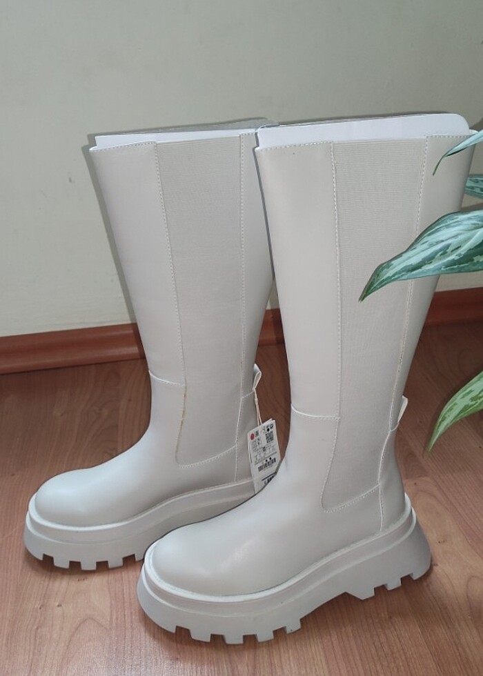 PULL&BEAR TIRTIKLI DÜZ KALIN TABANLI BEYAZ CHELSA ÇİZME  - Görsel 2