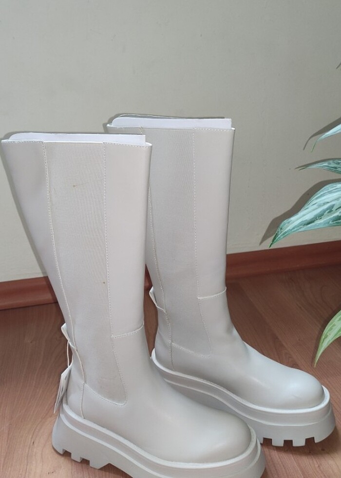 PULL&BEAR TIRTIKLI DÜZ KALIN TABANLI BEYAZ CHELSA ÇİZME  - Görsel 5